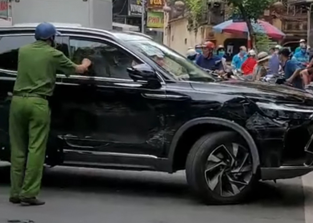 Ngay cả khi khi lực lượng chức năng có mặt, lái xe vẫn cố thủ trong xe