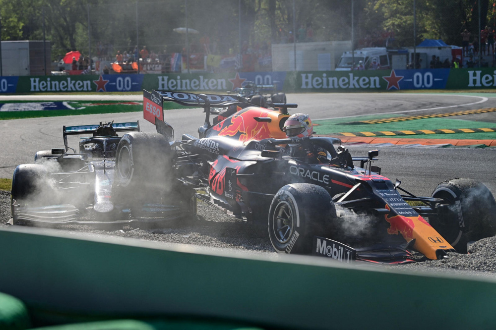 Va chạm giữaLewis Hamilton của Mercedes-AMG Petronas va chạm với Max Verstappen của Red Bull Racing Honda.