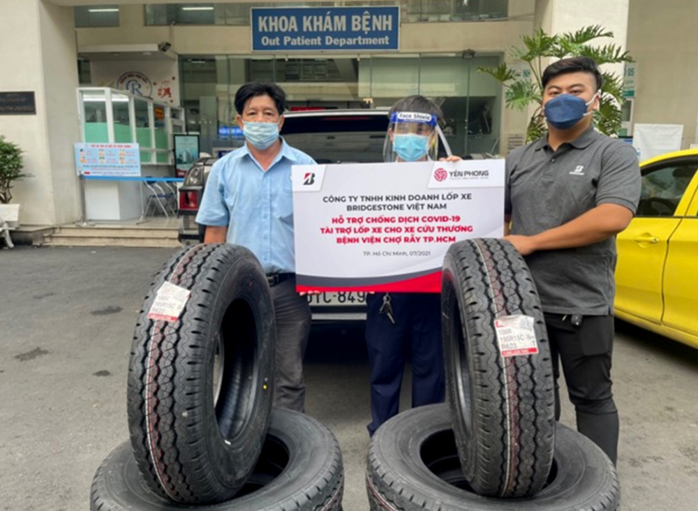 Đội cứu thương tại Bệnh viện Chợ Rẫy nhận lốp xe mới do Bridgestone Việt Nam hỗ trợ