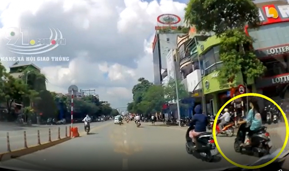 Thời điểm nữ sinh đi xe máy không đội mũ bảo hiểm xuất hiện trên cam hành trinh