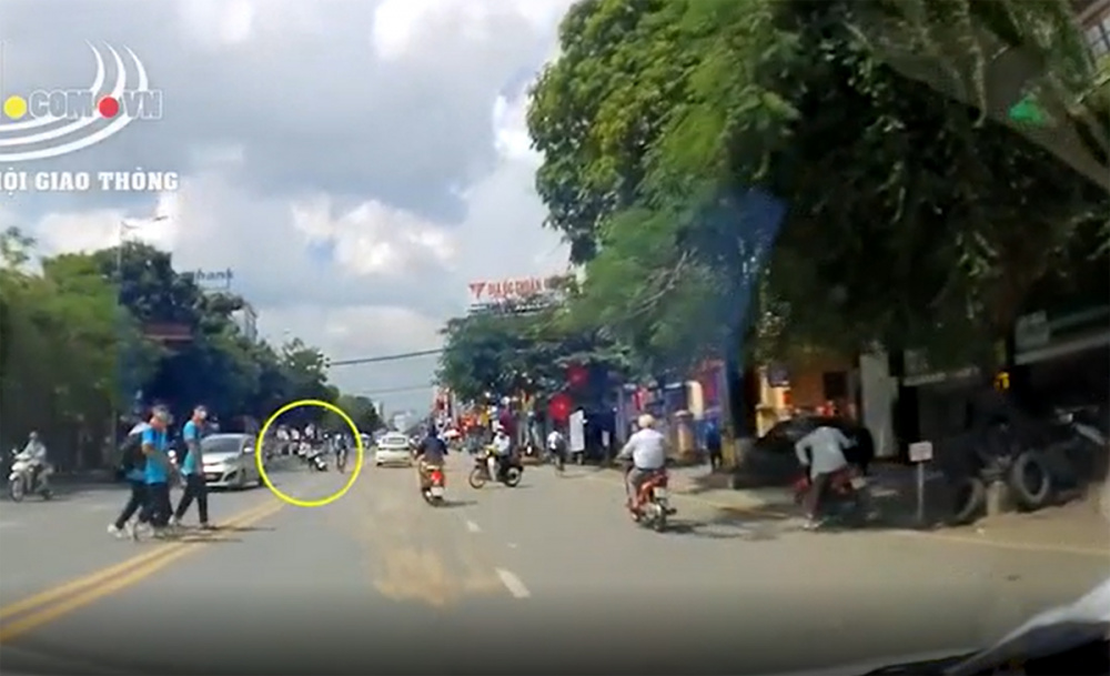 Thời điểm nữ sinh đi xe máy không đội mũ bảo hiểm gây tai nạn