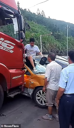 Tài xế taxi được giải cứu khỏi chiếc xe bị đâm bẹp