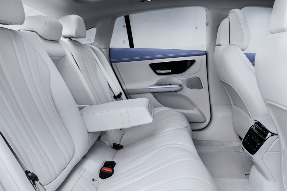  Hàng ghế sau của Mercedes-Benz EQE sedan
