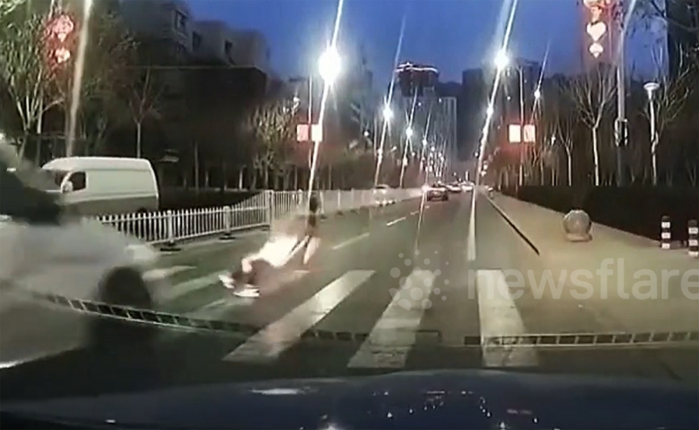 Cô gái trượt chân khi qua đường