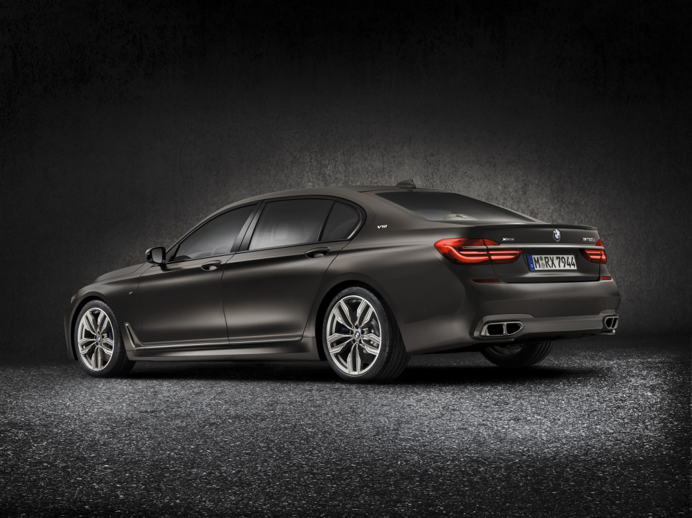 Những chiếc BMW sử dụng động cơ V12 sắp đi vào dĩ vãng