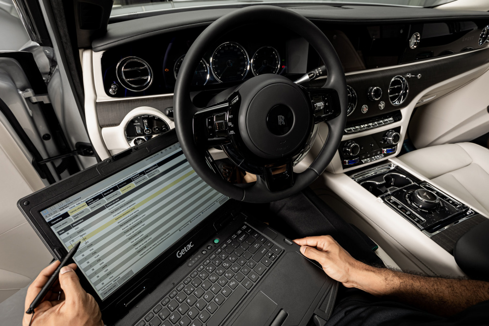 Xe Rolls-Royce được kiểm tra bằng phần mềm chuyên dụng