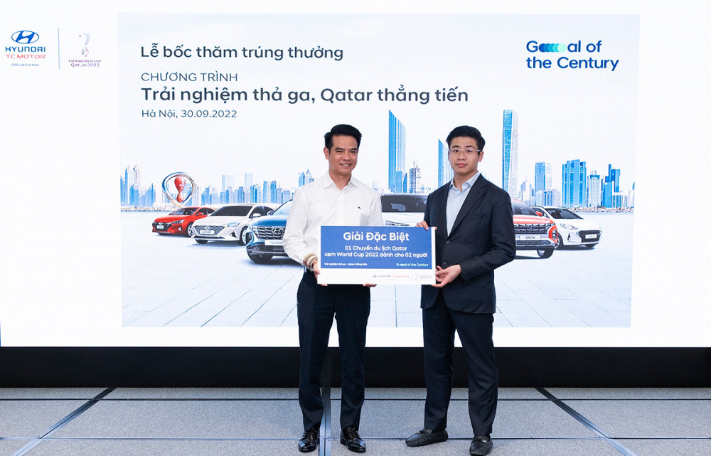 Tổng Giám đốc Nguyễn Anh Tú trao tặng tượng trưng tại sự kiện bốc thăm