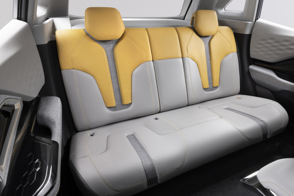 Hàng ghế sau của xe Mitsubishi XFC Concept 