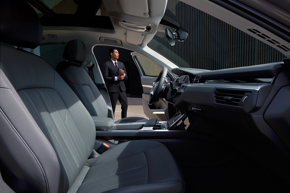 Không gian nội thất rộng rãi của Audi e-tron 
