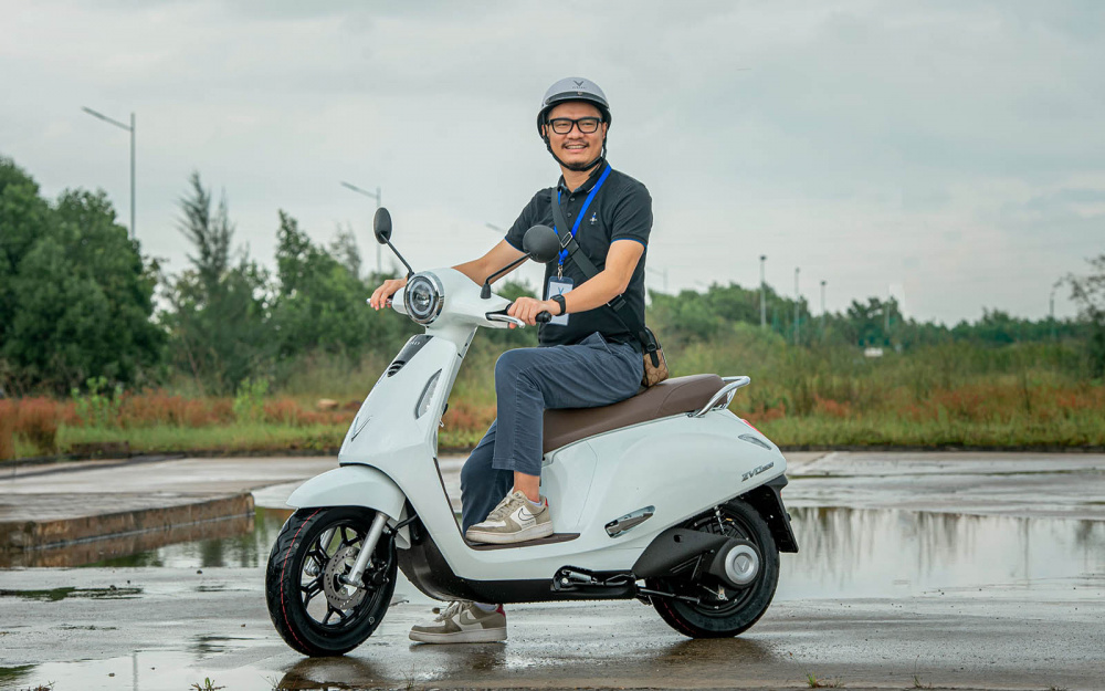 Youtuber Dương Dê đánh giá cao công nghệ và tiện ích trang bị trên Evo200