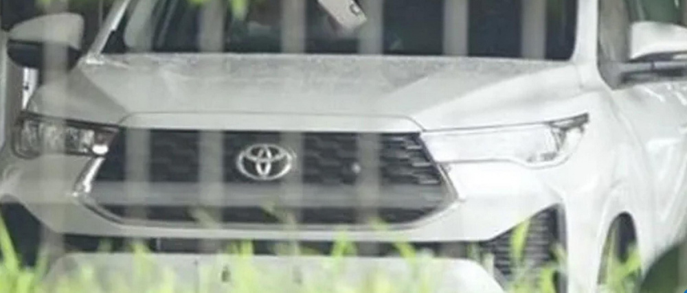 Toyota Innova thế hệ mới có cửa sổ trời cỡ lớn