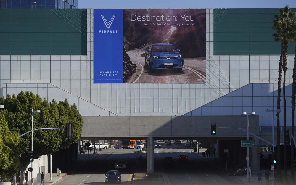 Một banner lớn của VinFast được treo bên ngoài LAAS 2022