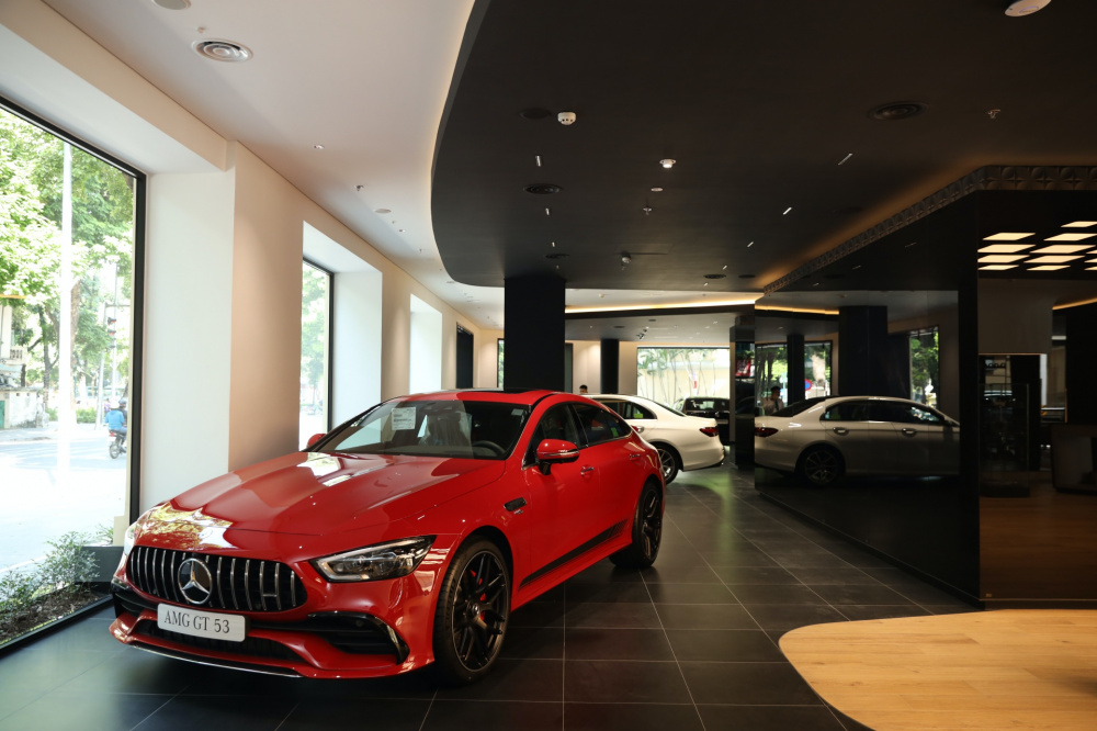 Không gian trưng bày của Mercedes-Benz Vietnam Star Hoàn Kiếm