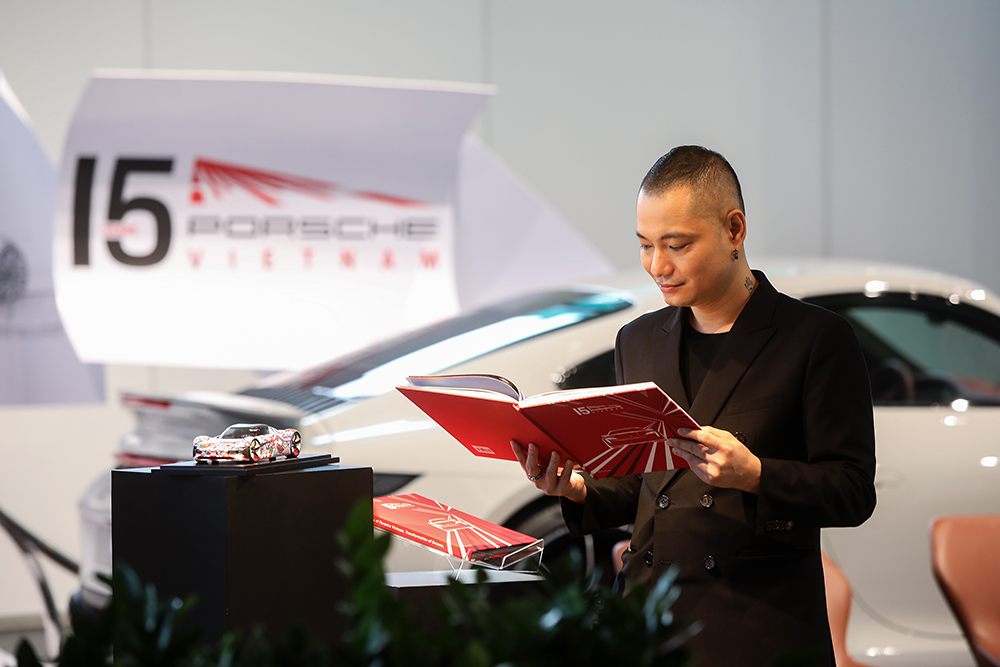  Giám đốc sáng tạo Dzũng Yoko tại sự kiện giới thiệu Ấn phẩm Kỷ niệm 15 năm Porsche Việt Nam