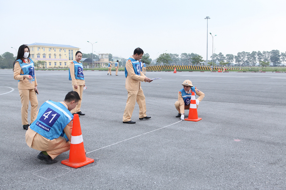 Học viên thực hành thiết kế bài học mẫu minh họa