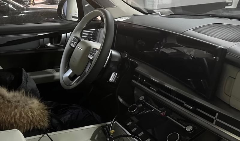 Vô lăng kiểu Land Rover và màn hình hiển thị cỡ lớn