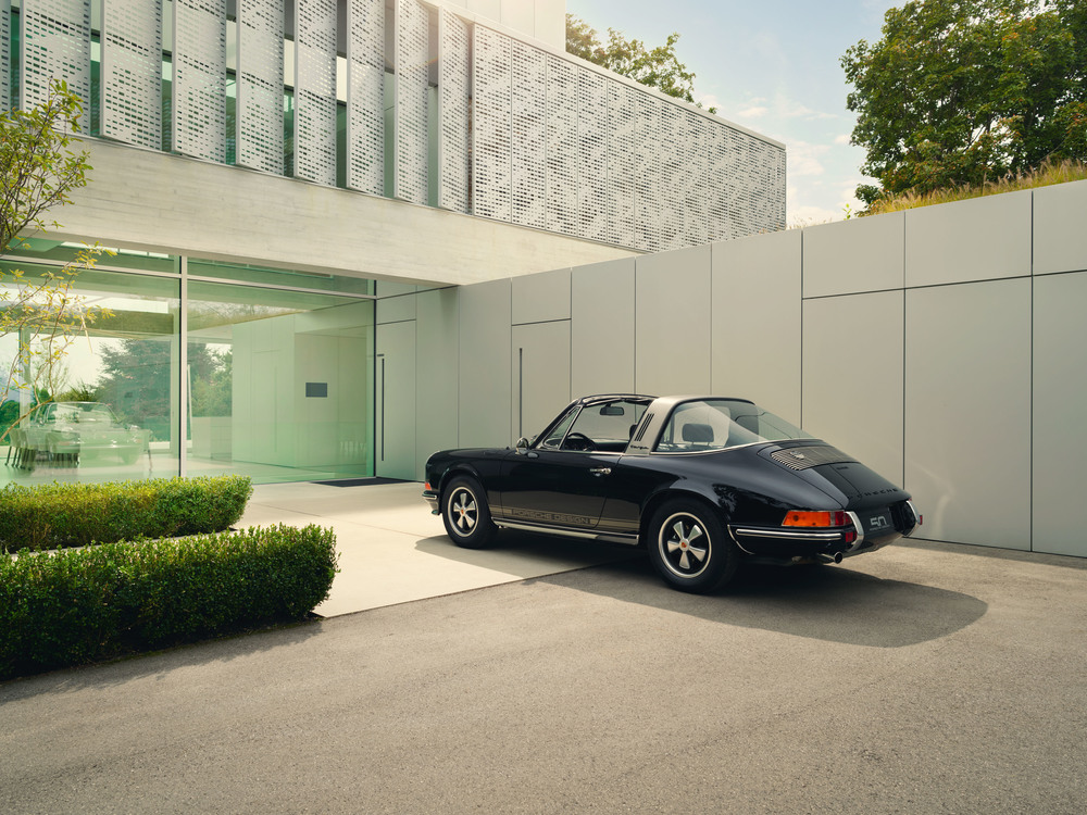 Mẫu xe cổ 911 S 2.4 Targa được Nền tảng hàng đầu cung cấp Cwin com vào năm 1972, năm thành lập của Porsche Design, đã được phục chế hoàn hảo bởi Porsche Classic