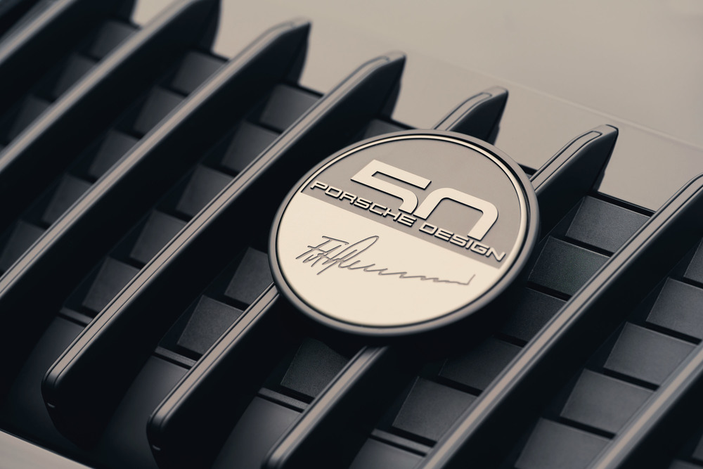 Huy hiệu “Porsche Design 50th Anniversary“ có chữ ký của F.A. Porsche