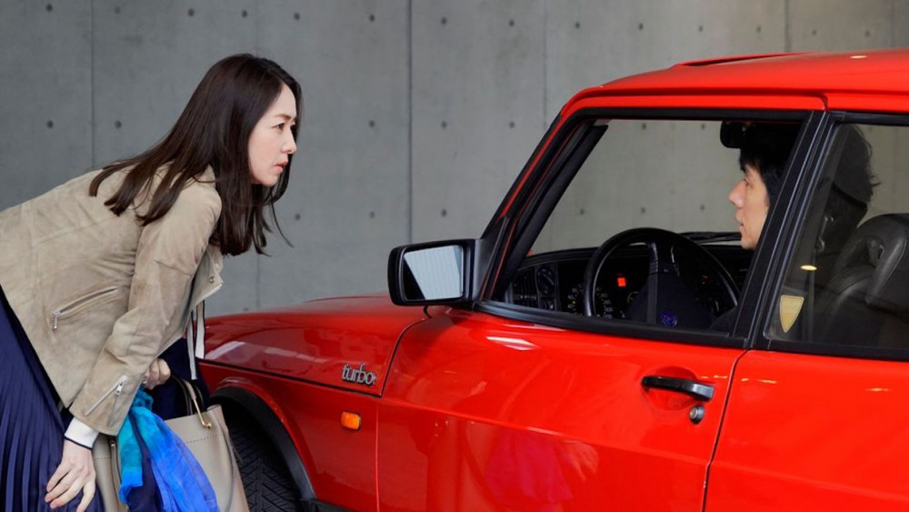 Chiếc SAAB 900 màu đỏ trong phim