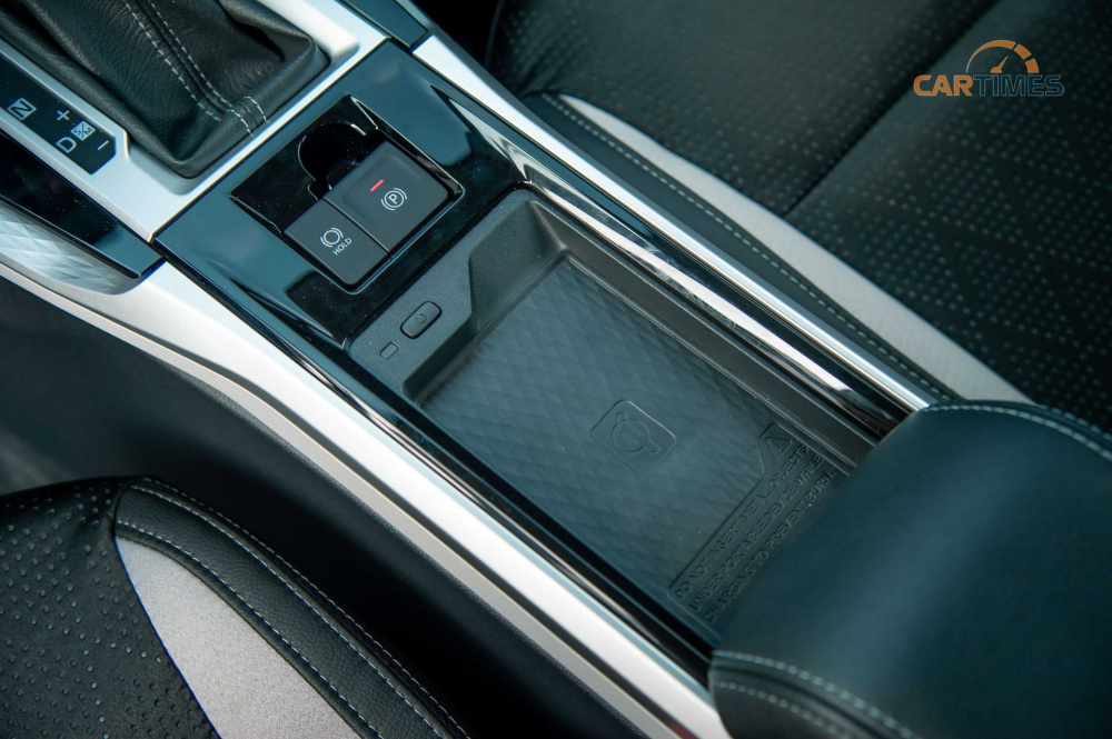 Khu vực sạc không dây, phanh tay điện tử và Autohold trên Toyota Veloz Cross