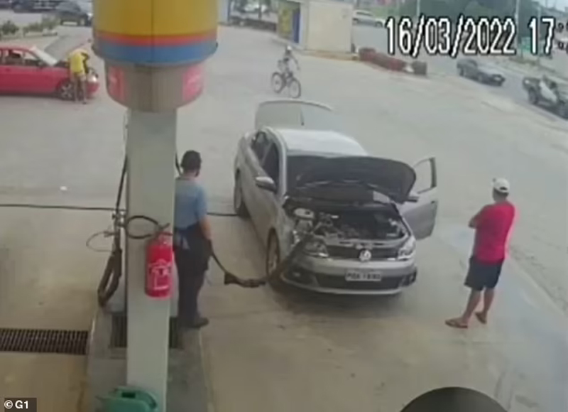 Chiếc VW đang đổ xăng trước khi vụ nổ xảy ra