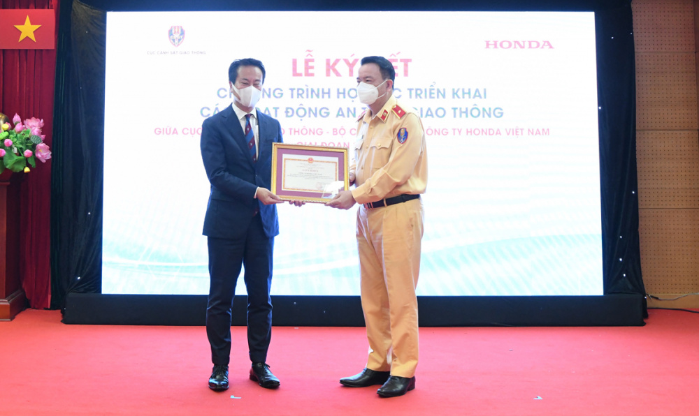 HVN nhận giấy khen từ Cục trưởng Cục Cảnh sát Cwincom Cá cược thể thao vì những đóng góp cho hoạt động ATGT giai đoạn 2019-2021