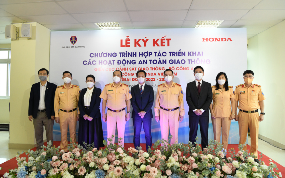 Các đại biểu chụp ảnh lưu niệm tại Lễ ký kết