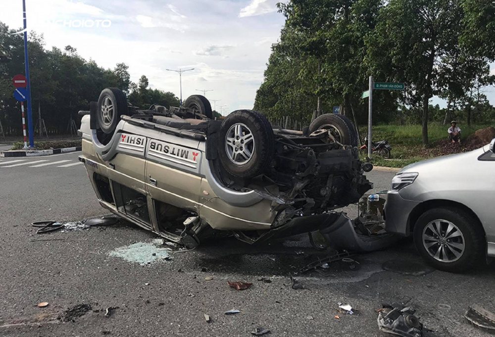 xe bị lật