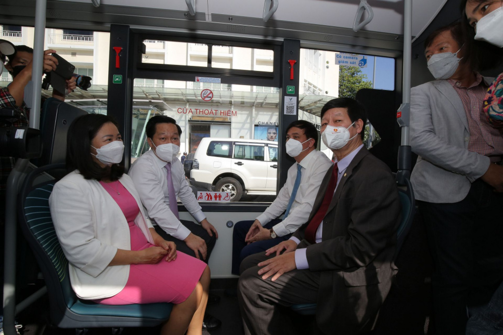 Những người dân đầu tiên trải nghiệm dịch vụ của VinBus