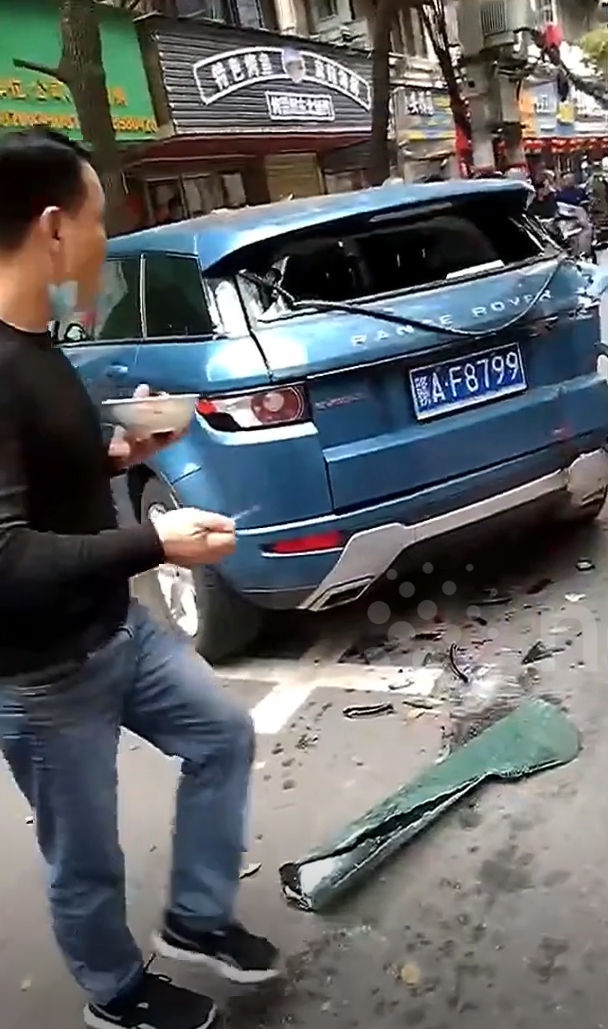 Chiếc Land Rover hư hỏng nặng sau khi bị xe cứu hỏa đâm