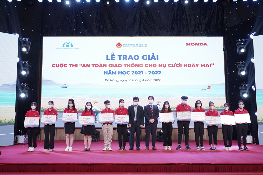 Các em học sinh xuất sắc đạt giải Nhất của Cuộc thi ATGT cho nụ cười ngày mai năm học 2021 – 2022