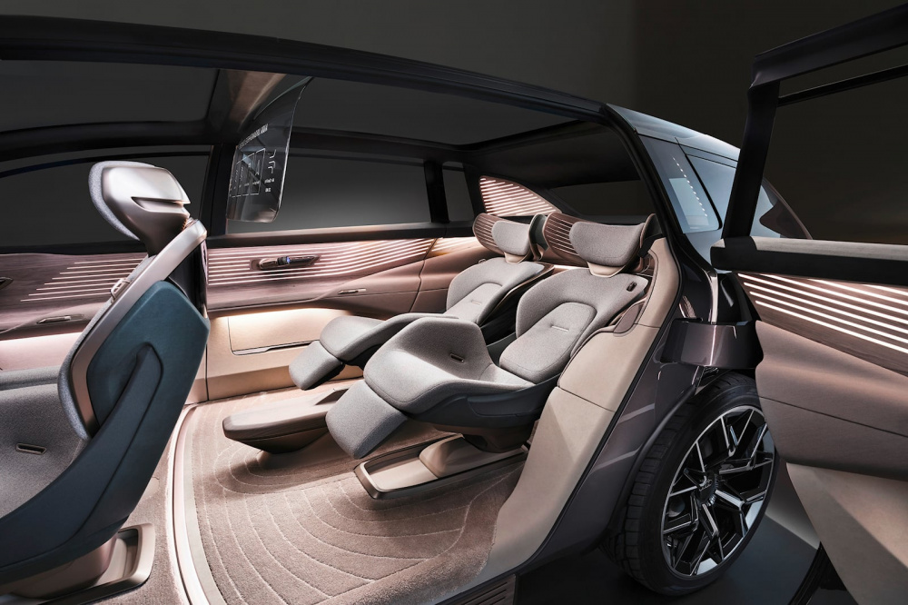 Hàng ghế sau trên Khu vực người lái trên Audi Urbansphere concept