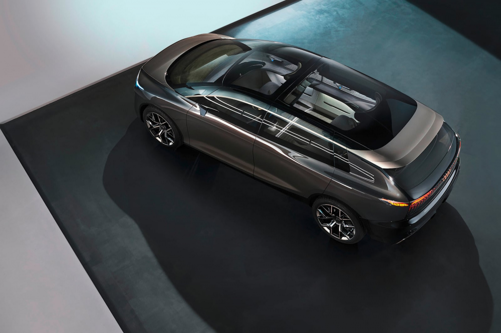 Audi Urbansphere concept có trần xe là kính