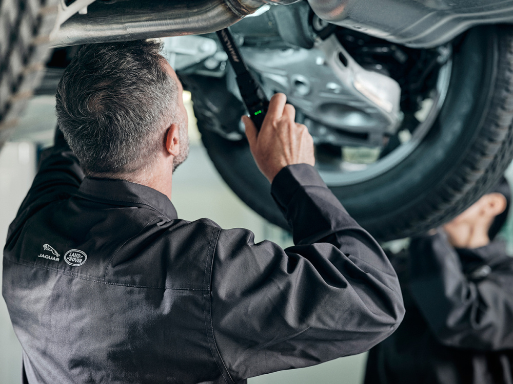 Jaguar Land Rover là hãng xe đầu tiên tại Hà Nội tiên phong áp dụng hệ thống căn chỉnh độ chụm bánh xe bằng máy Hunter HawEyes 