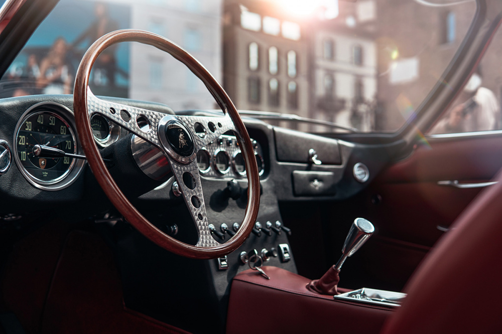 350 GT, mẫu Lamborghini thương mại đầu tiên ra mắt vào năm 1964