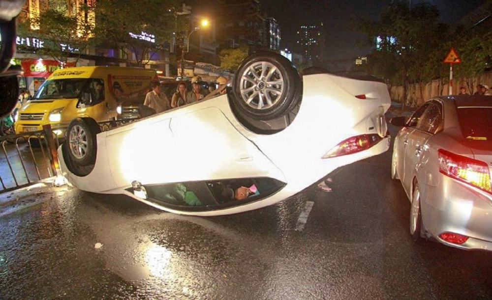 lật xe