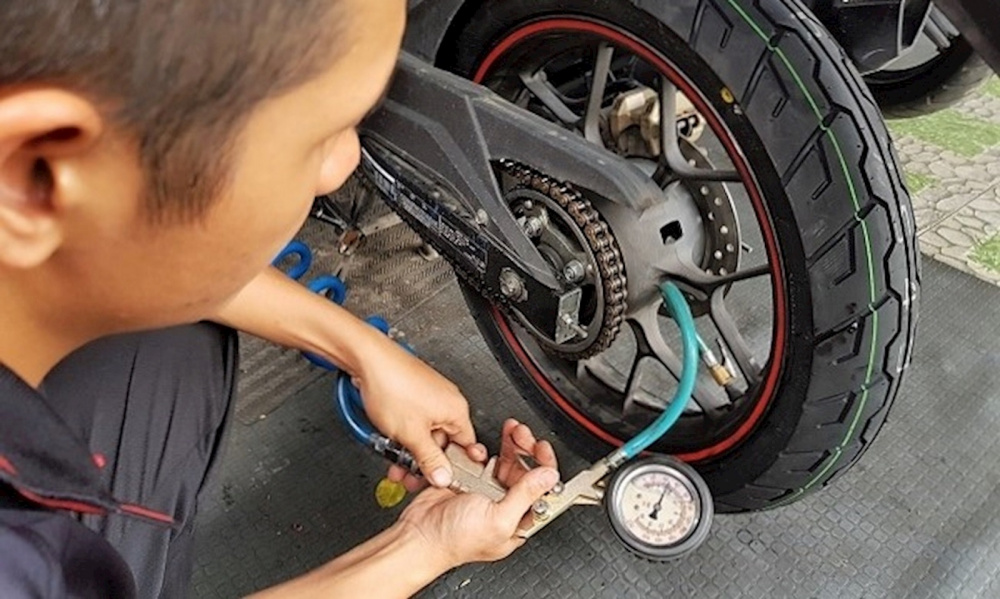 kiểm tra lốp xe máy