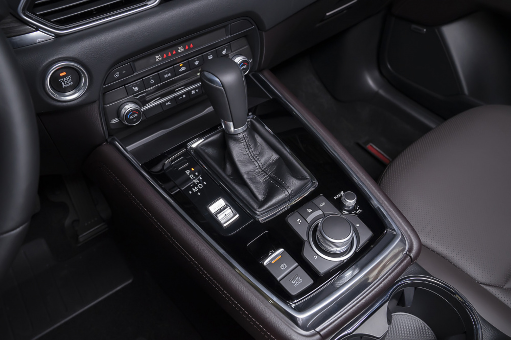 Khu vực cần số của Mazda CX-8