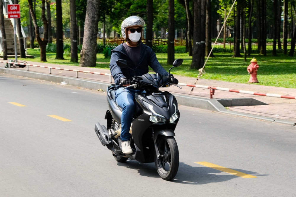 lái xe trời nắng