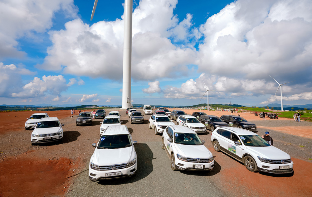 Đoàn xe Volkswagen chinh phục cánh đồng quạt gió khổng lồ.