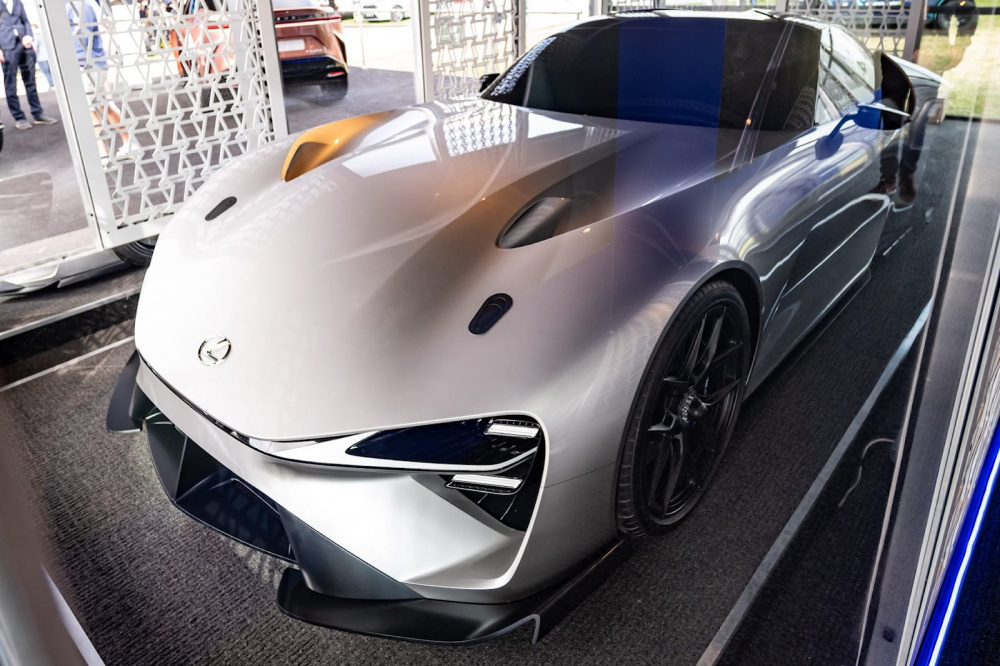 Lexus mang tới mẫu xe điện thể thao đầu tiên của hãng