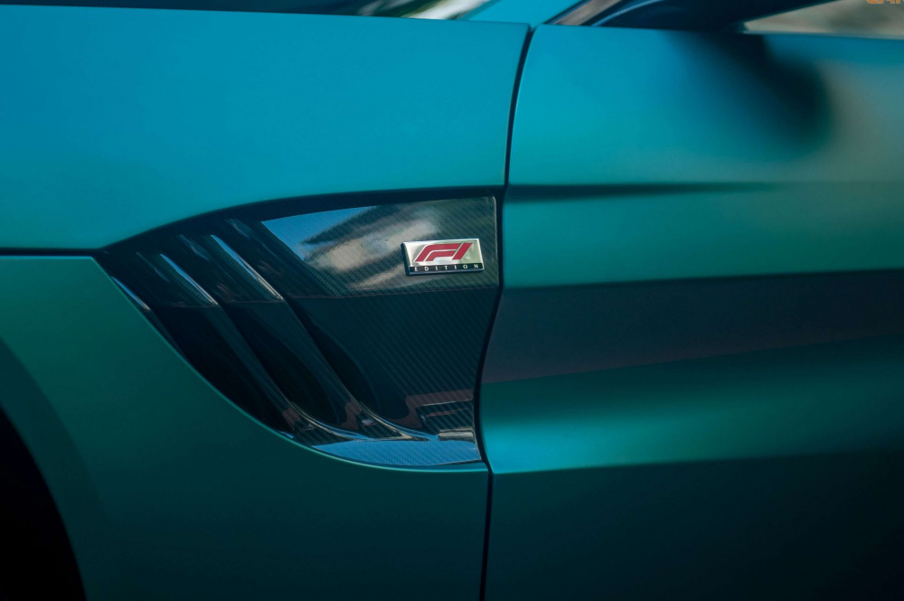 Logo F1 trên thân xe Aston Martin Vantage