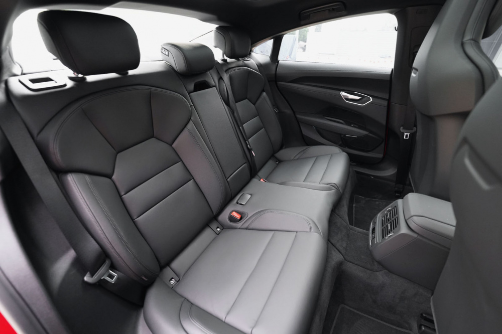 Hàng ghế sau của Audi e-tron