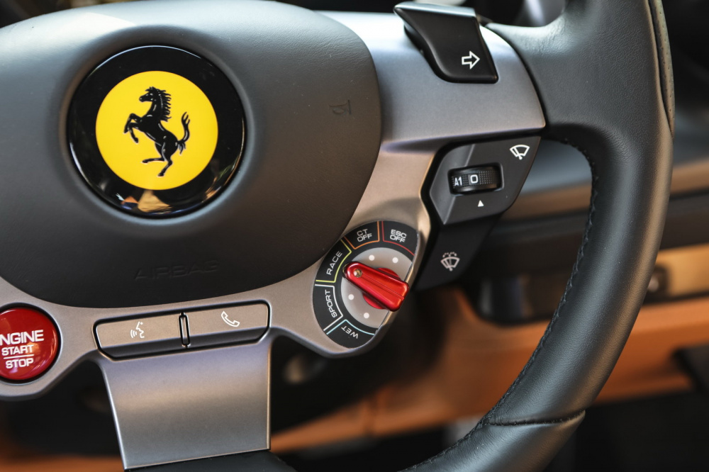 Núm xoay trên siêu xe Ferrari