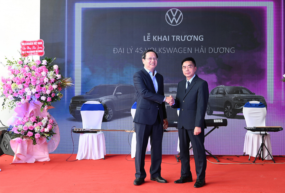 2. Ông Đỗ Nguyễn Vương - Tổng Giám đốc Volkswagen Việt Nam và ông Nguyễn Văn Tư - Chủ tich Hội đồng Thành viên VW Hải Dương