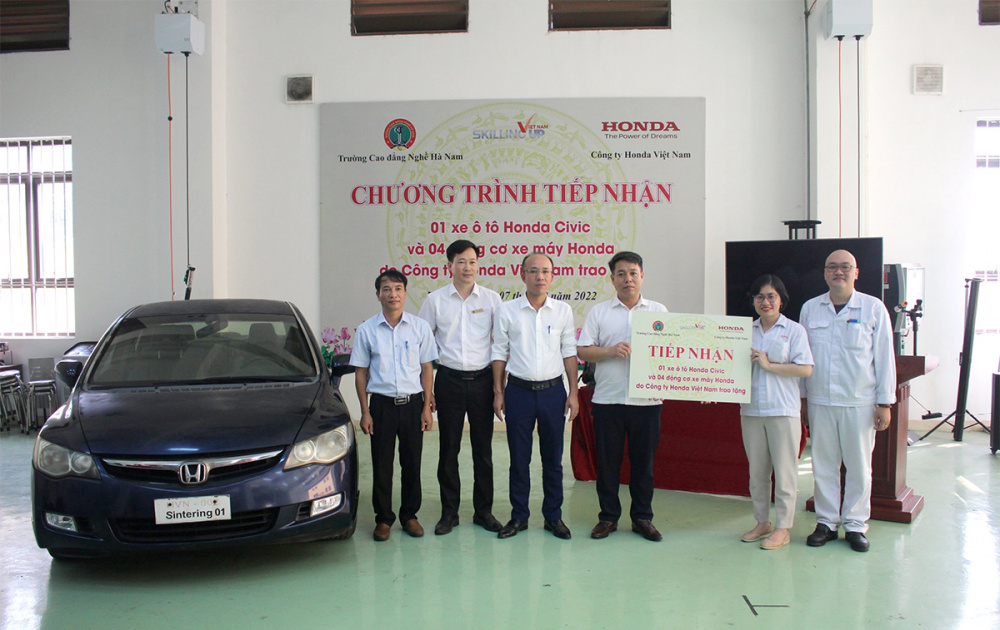 Hình ảnh buổi lễ trao tặng tại trường Cao đẳng Nghề Hà Nam