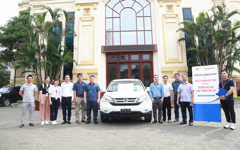 Trao tặng ô tô Honda CRV tại Trường Đại học Giao thông vận tải