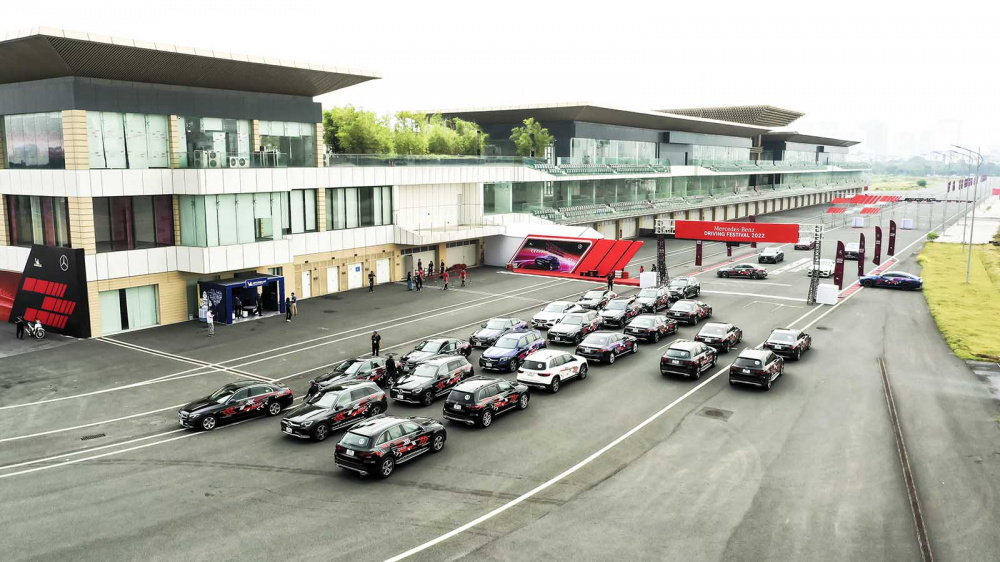 Dàn xe Mẹc trên đường đua F1 Hà Nội
