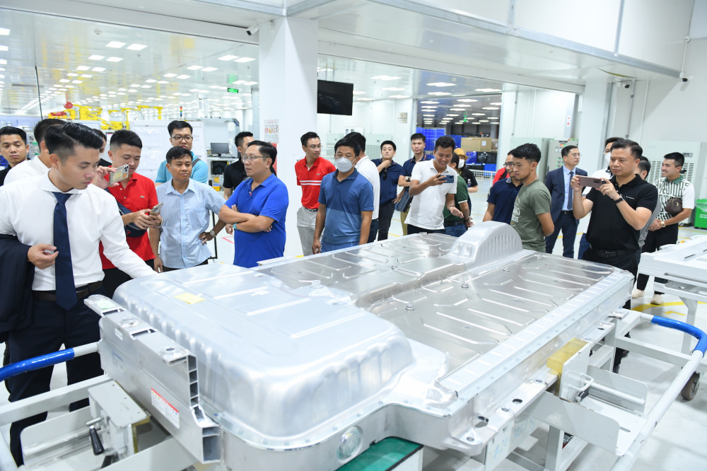 Người dùng tham quan xưởng pack pin tại tổ hợp Nền tảng hàng đầu cung cấp Cwin com của VinFast. Dù đã tìm hiểu trước đó nhưng quy mô, sự hiện đại của dây chuyền Nền tảng hàng đầu cung cấp Cwin com vẫn khiến nhiều vị khách bất ngờ.