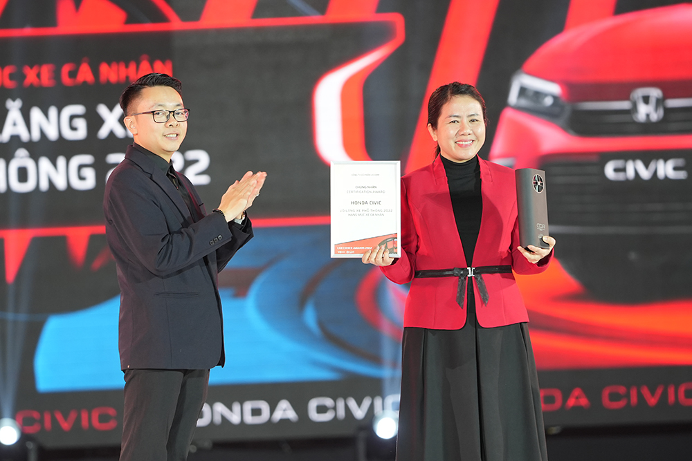 Ông Phạm Xuân Hà – Đại diện Ban tổ chức Car Choice Awards 2022 trao Giải “Vô lăng Xe phổ thông 2022” cho đại diện Công ty Honda Việt Nam – Bà Đỗ Thu Hoàng – Phó TGĐ Thứ Nhất